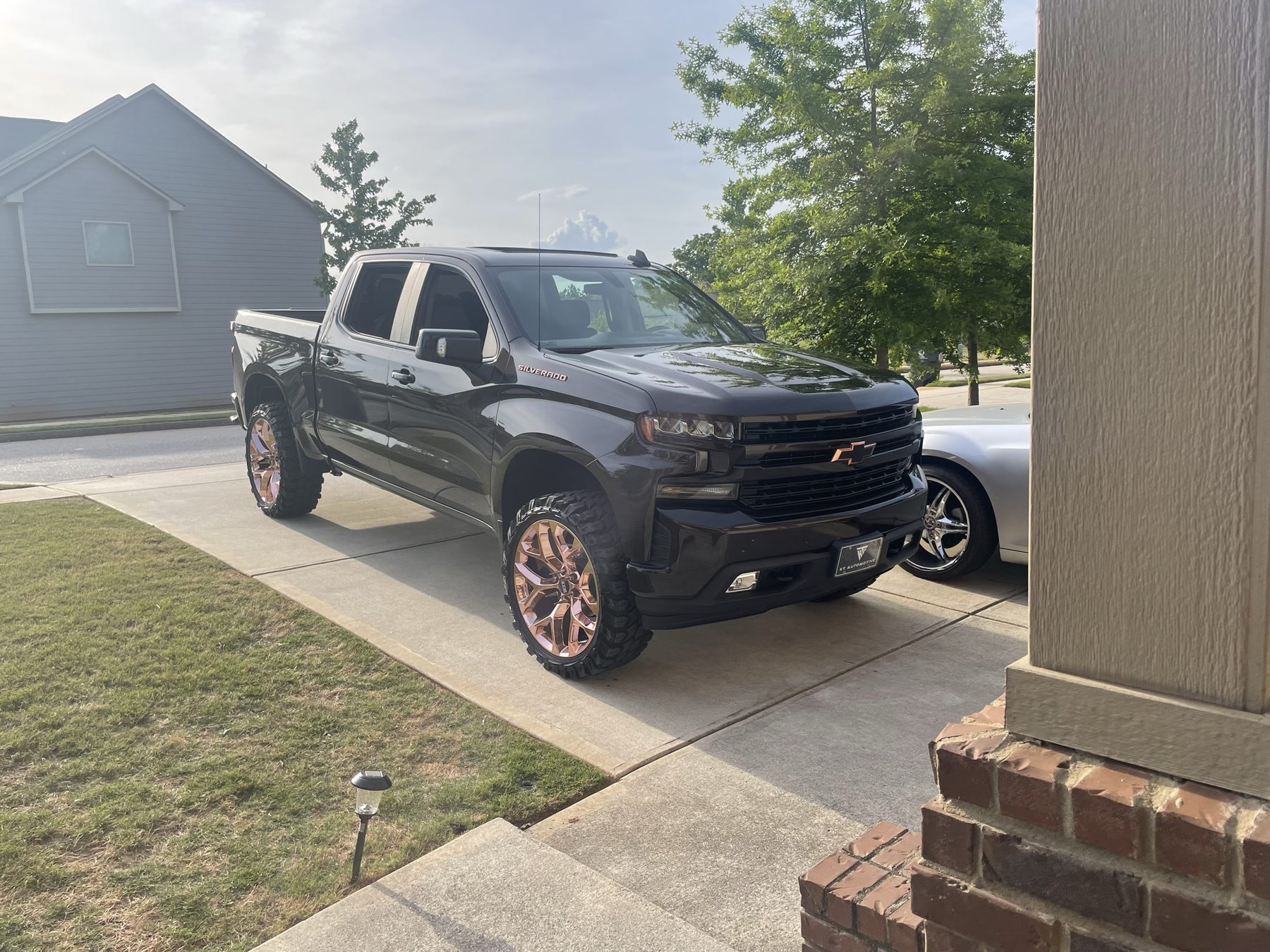 Rosey Silverado front stance